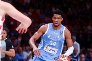 Giannis Antetokounmpo et la Grèce seront de la partie aux Jeux olympiques cet été. KEYSTONE/EPA/GEORGIA PANAGOPOULOU